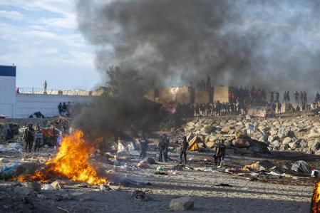 Un grupo de vecinos de Ceuta trató ayer de impedir que la Cruz Roja repartiera comida entre los migrantes de la playa e incluso quemó algunas de sus chabolas&nbsp;