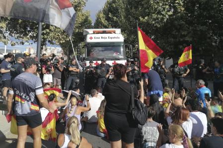 Vecinos ceutíes paralizan el convoy de Cruz Roja que transporta alimentos para los migrantes