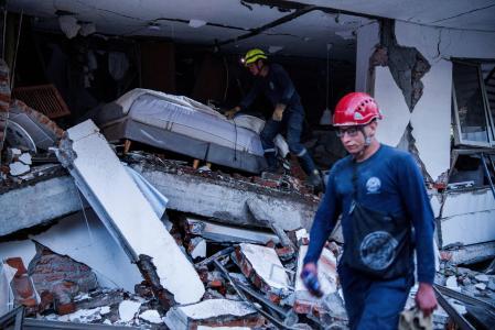 Personal de emergencia trabaja en el lugar de un edificio dañado tras un terremoto en Cali, Colombia.&nbsp;