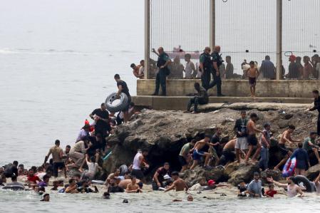 Miles de jóvenes marroquíes llegaron este jueves a la frontera entre Castillejos (Marruecos) y Ceuta el pasado 30 de julio.