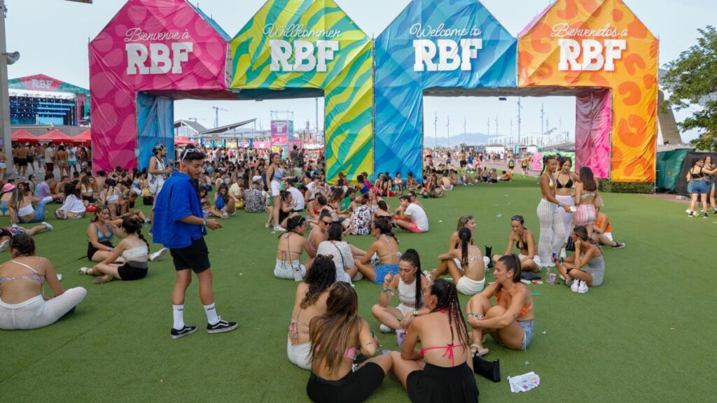 Consumo multa con 320.000 euros a Reggaeton Beach Festival por diversas prácticas abusivas