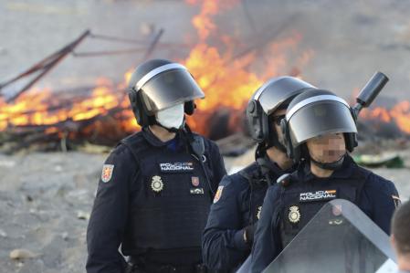 Presencia policial para evitar que continúen los incendios en las chozas constituidas por los migrantes en Ceuta. EFE/Reduan
