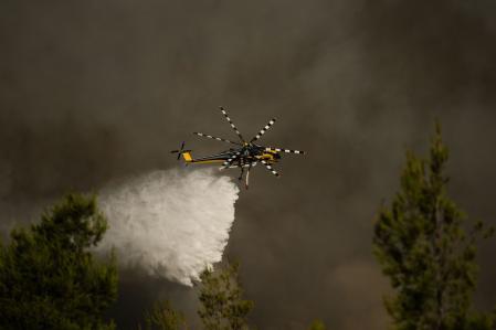 Dos helicópteros colisionan en Grecia durante las labores de extinción del incendio que avanza hacia Atenas