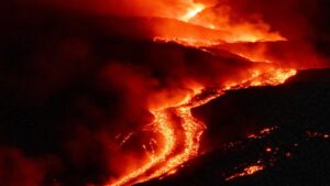 El Etna despierta y ofrece un espectáculo de fuego a los excursionistas
