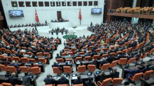 El Parlamento de Turquía aprueba la ley para reintegrar a los exguerrilleros del PKK