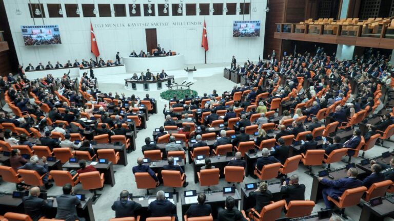 El Parlamento de Turquía aprueba la ley para reintegrar a los exguerrilleros del PKK