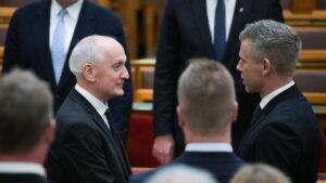El parlamento húngaro elige a András Baka, un juez destituido bajo Orbán, como presidente