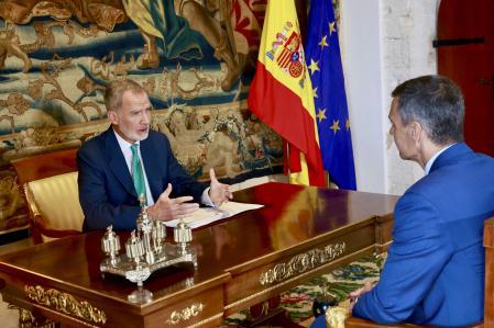 El Rey, el pasado miércoles, junto al presidente del Gobierno, Pedro Sánchez, en la reunión que mantuvieron en el palacio de la Almudaina de Palma