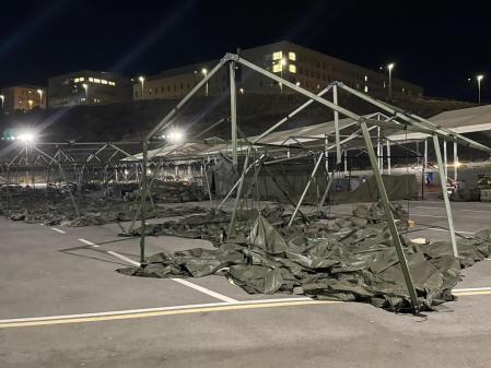 Tiendas de campaña militares tumbadas por el viento en el Embolsamiento de Ceuta&nbsp;