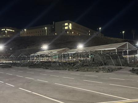 Tiendas de campaña militares tumbadas por el viento en el Embolsamiento de Ceuta