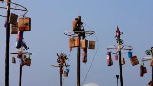 Indonesios desafían a la gravedad para celebrar su independencia: así es la carrera de los postes engrasados