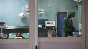 La asfixia de los médicos en Cuba: “No duermo pensando en si los pacientes habrán sobrevivido”