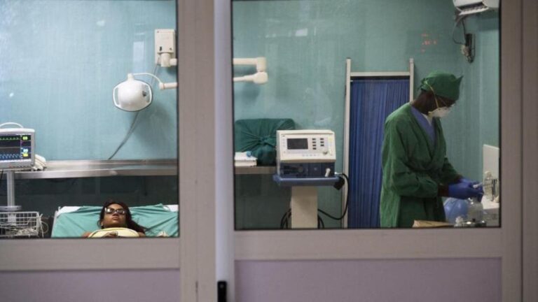 La asfixia de los médicos en Cuba: “No duermo pensando en si los pacientes habrán sobrevivido”