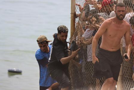 Los jóvenes migrantes cruzando al valla limítrofe de la frontera de España y Marruecos el pasado jueves día 31 cuando empezó el salto