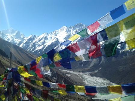 Banderas de oración budistas cuelgan de las montañas en la zona de Langtang, en una foto de archivo&nbsp;