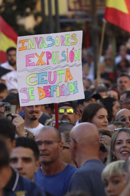 “Invasores, expulsión. Ceuta se defiende”, reza una de las decenas de pancartas que se han visto este miércoles en Ceuta.