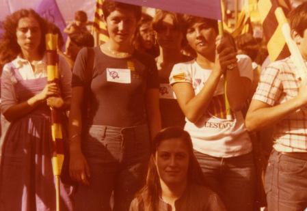 Una joven Carrión, a la derecha, en la manifestación de la Diada de 1977