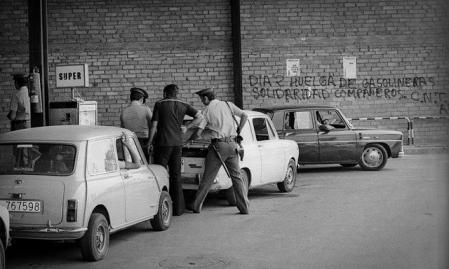 La huelga de 1975 hizo que los policías se encargaron de servir la gasolina a los automovilistas en la estación de servicio de Santa Rosa