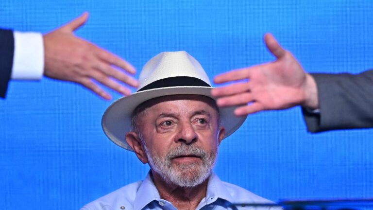 Lula promete invertir más en defensa al lanzar su candidatura presidencial