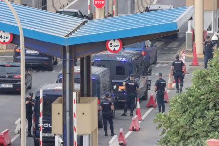 &nbsp;Policías nacionales españoles en la frontera del Tarajal que separa Ceuta de Marruecos&nbsp;