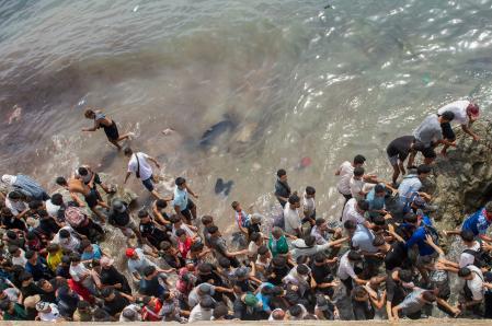 Jovenes caminan por la playa en la frontera de Marruecos con España el pasado dia 31&nbsp;