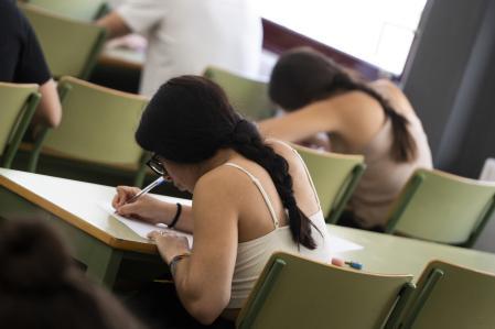 Estudiantes realizan exámenes en una escuela 