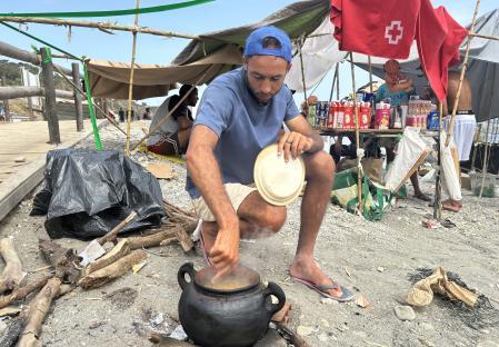 Un hombre cocinando en el Trampolín