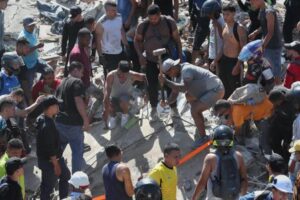 Rescatistas sacan con vida a una madre y su bebé de entre los escombros en Cali tras el devastador terremoto en Colombia