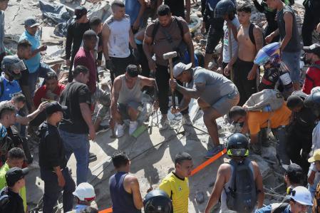 Rescatistas sacan con vida a una madre y su bebé de entre los escombros en Cali tras el devastador terremoto en Colombia