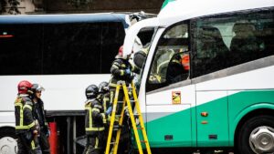 Seis muertos y 30 heridos en una colisión entre un autobús y una autocaravana en Italia
