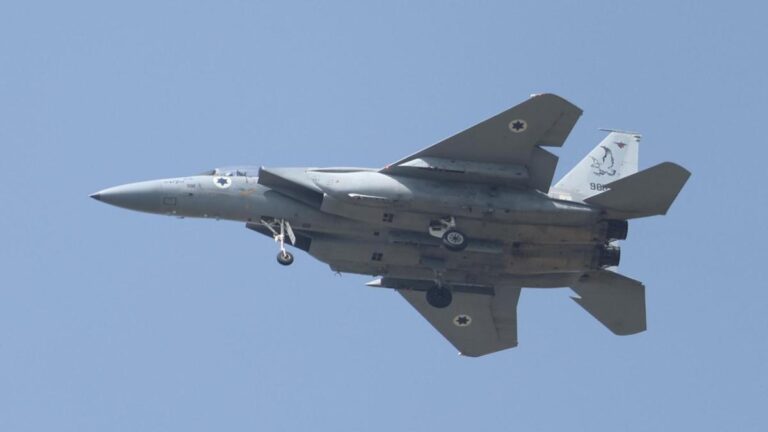 Siria acusa a Israel de bombardear una base militar aérea en el norte del país