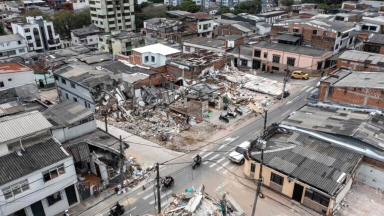 Suben a 331 los muertos por el terremoto de magnitud 7,4 de hace dos semanas en Colombia
