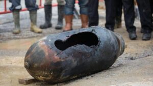 Tres heridos por la explosión de un obús de la Segunda Guerra Mundial