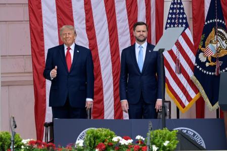 Trump dice que declarará Ormuz territorio de EE.UU. y Teherán replica que “es y será iraní”