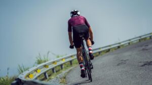Un conductor atropella a seis ciclistas, da la vuelta y les vuelve a pasar por encima en Italia