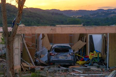 Viviendas dañadas y árboles derribados después de que un tornado azotara Pomas, en el sudeste de Francia 