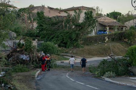Viviendas dañadas y árboles derribados después de que un tornado azotara Pomas, en el sudeste de Francia