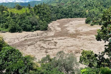 Torrente de lodo en el distrito nepalí de Dhading, este miércoles&nbsp;