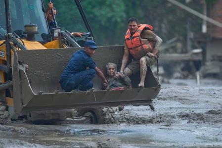 Una riada deja 95 muertos y cientos de turistas y peregrinos desaparecidos en Nepal y Tíbet