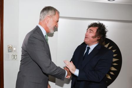 El Rey saluda al presidente de Argentina, Javier Milei, en Cali, donde ambos jefes de Estado asisten a la toma de posesión de Abelardo de la Espriella