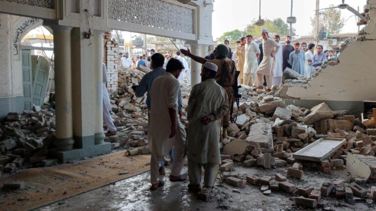 Al menos 17 muertos en un atentado suicida contra un complejo policial en Pakistán