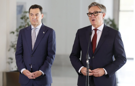 Moreno Bonilla (PP) y Manuel Gavira (Vox) tras la firma del pacto de Gobierno en Andalucía.