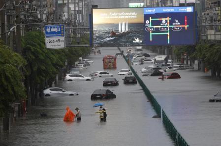 Bangkok, anegada hasta las rodillas tras dos días de lluvias torrenciales
