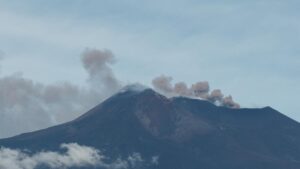 El aeropuerto de Catania suspende sus vuelos por una nueva erupción del volcán Etna