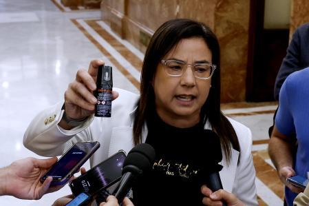 La diputada del PP, Ana Belén Vázquez, muestra a los medios un bote de gas pimienta que introdujo en el salón de plenos&nbsp;