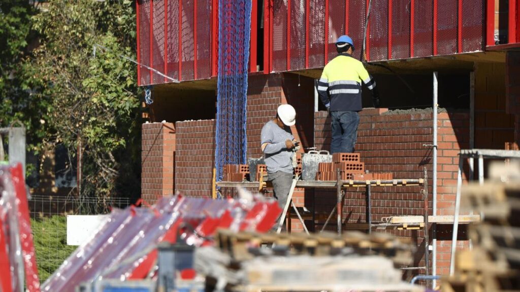 El coste por hora trabajada suma cinco años al alza tras crecer un 4,8% en el segundo trimestre