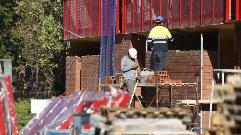 El coste por hora trabajada suma cinco años al alza tras crecer un 4,8% en el segundo trimestre