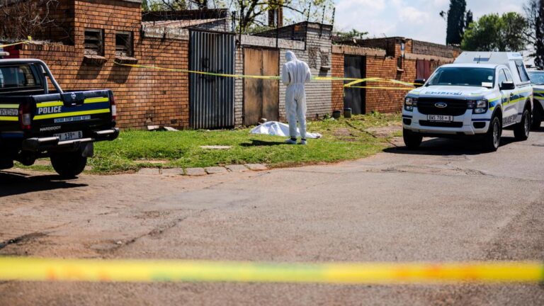 El hallazgo de los cuerpos de nueve mujeres en Sudáfrica pone en alerta al país