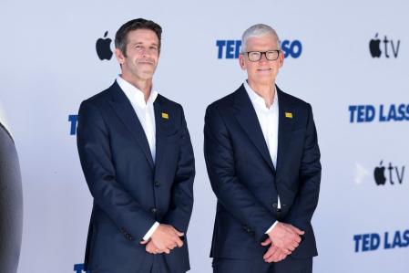 John Ternus y Tim Cook, en la presentación de la nueva temporada de la serie 'Ted Lasso', el pasado mes de julio 