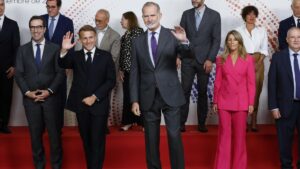 El Rey reclama un impulso en las conexiones eléctricas y ferroviarias con Francia